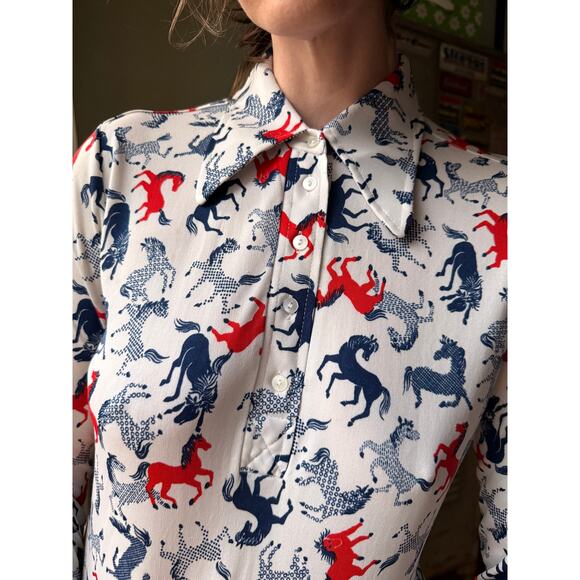 Vintage 70s Horse Print Blouse | Red/Navy Graphic Novelty Top | Point Collar | S - Picture 4 of 9